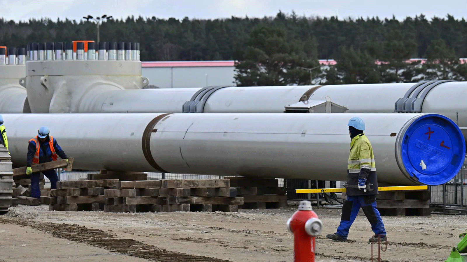 عاملون في بناء خط أنابيب نورد ستريم 2 الذي يمر تحت بحر البلطيق ويتجاوز البنية التحتية للغاز الأوكراني