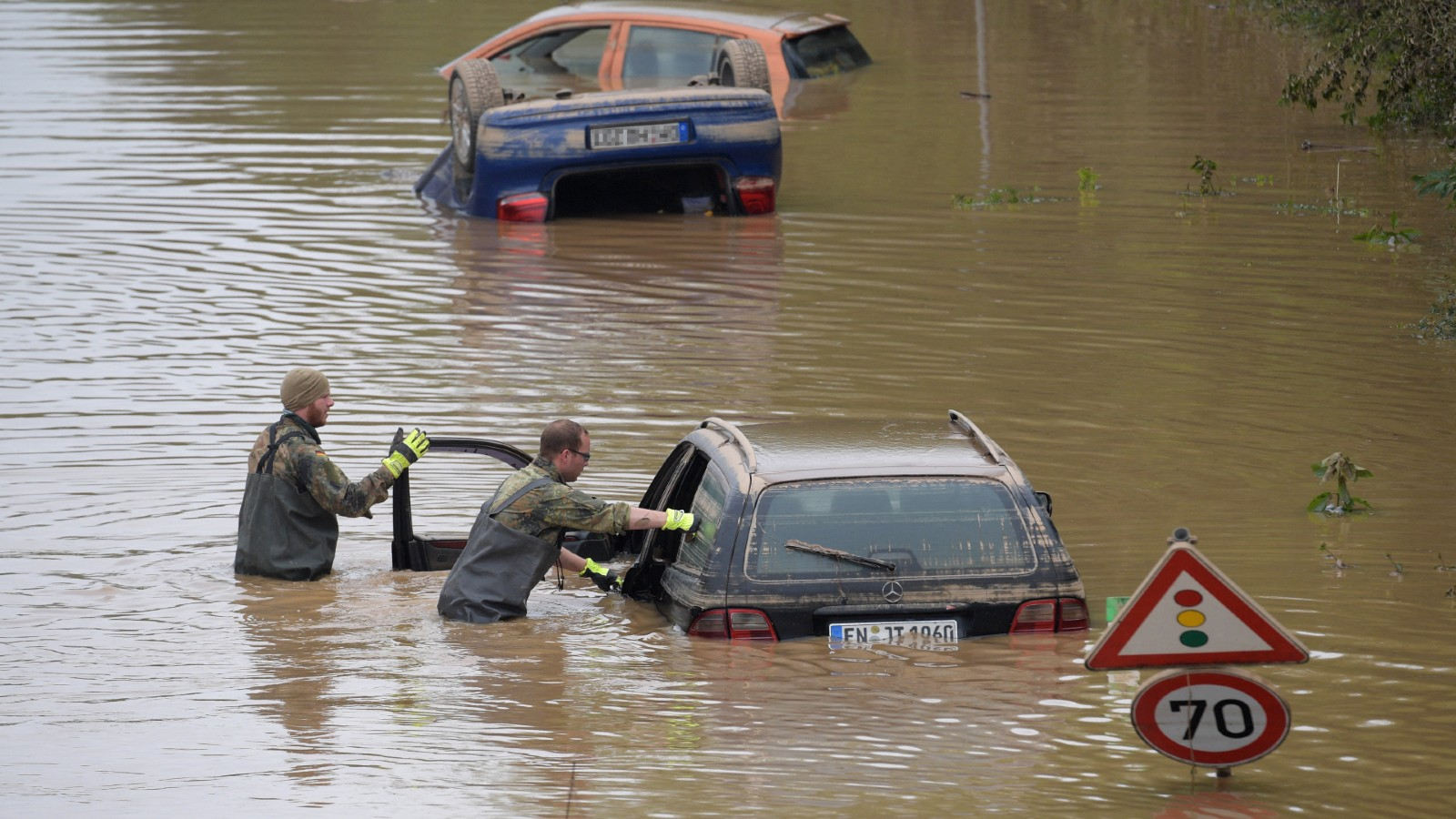 جنود ألمان يبحثون عن ضحايا الفيضانات في إرفتشتات غربي ألمانيا
