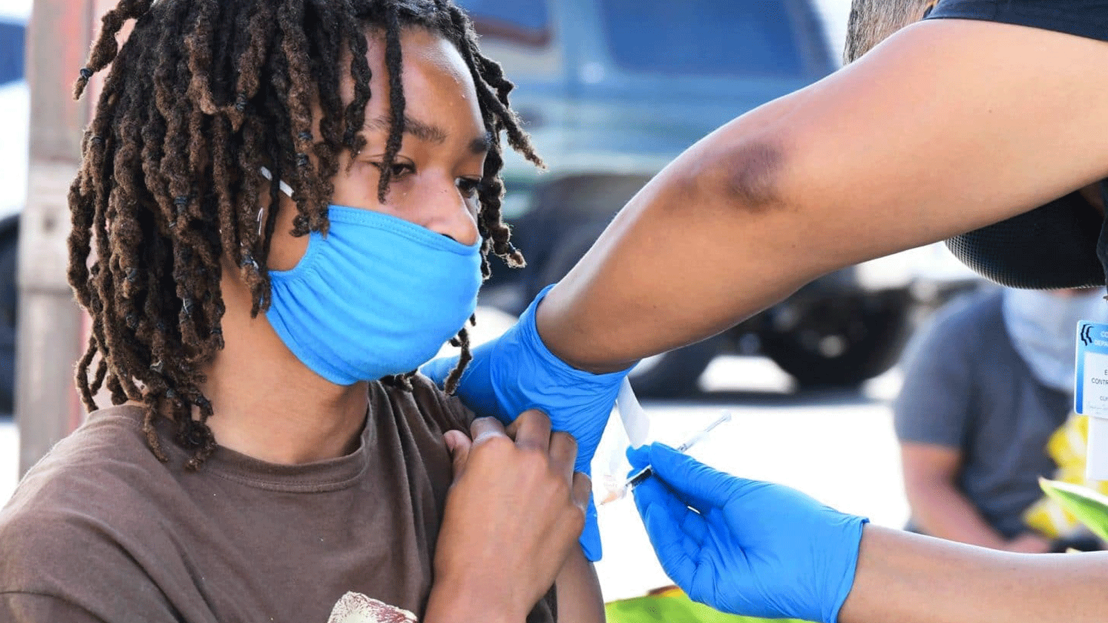 شابٌ أفريقي يتلقى جرعة من اللقاح