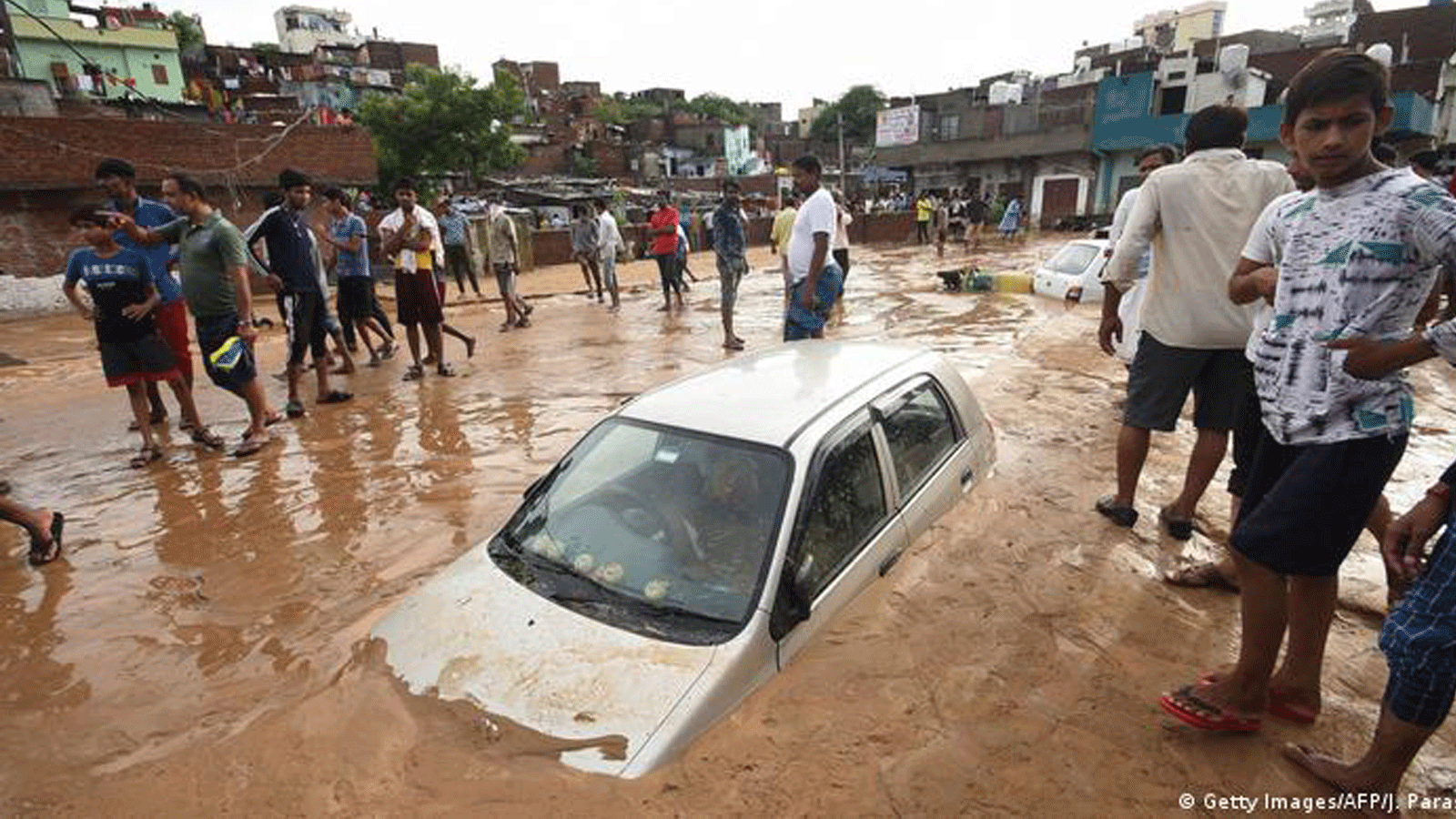 سياراتٌ غارقة وتخوف من حدوث انهيارات أرضية ومزيد من الفيضانات