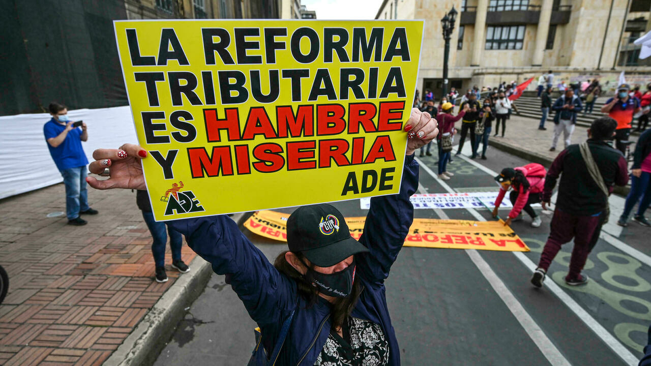 من التظاهرات التي خرجت في بوغوتا بتاريخ 27 نيسان/أبريل 2021