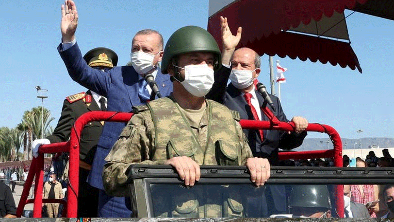 الرئيس التركي رجب طيب أردوغان وزعيم القبارصة الأتراك إرسين تتار يحضران عرضًا عسكريًا في جمهورية شمال قبرص التركية(دولة انفصالية تعترف بها تركيا فقط) 20 تموز/ يوليو 2021.