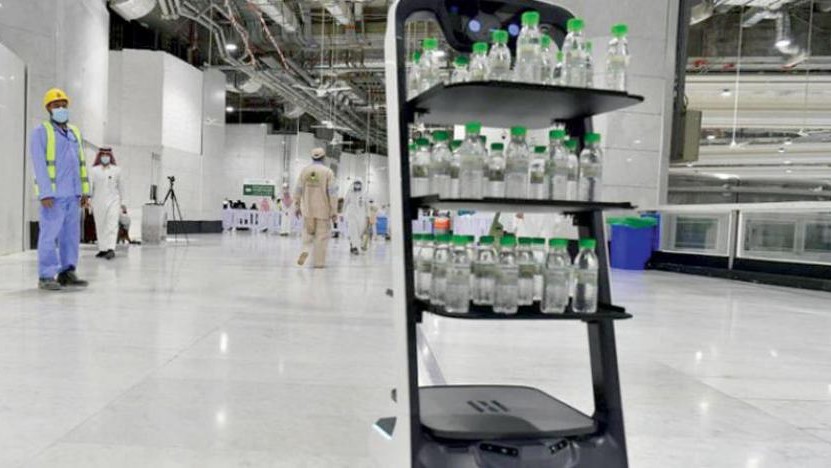 روبوت يوزع ماء زمزم ضمن التقنيات العديدة التي تسهل أداء الحج