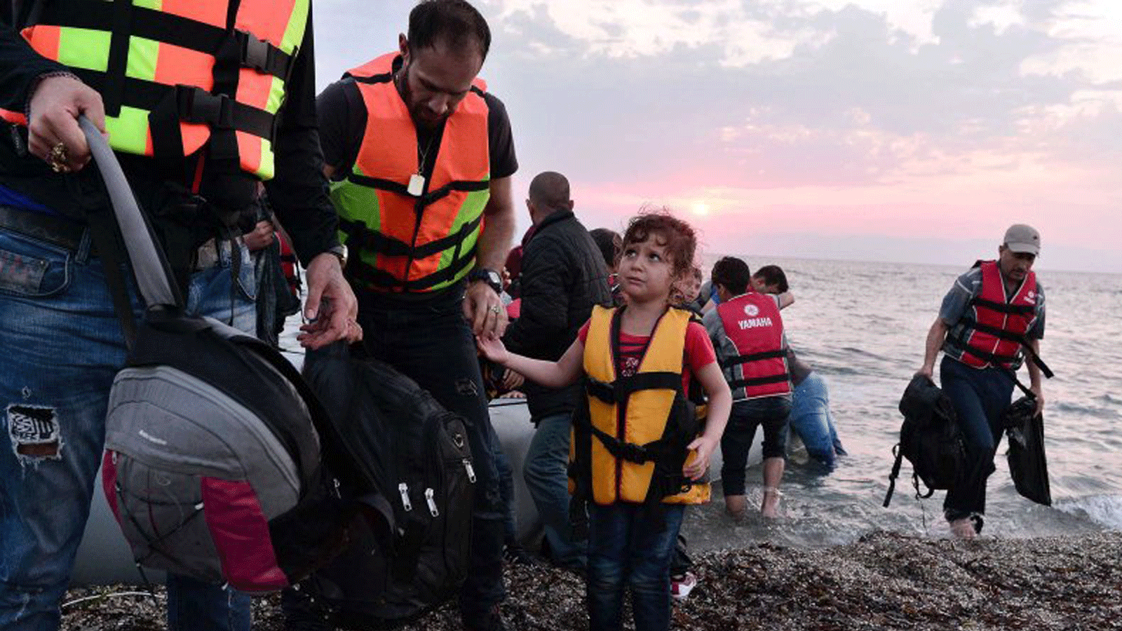 سوريون ينزلون في جزيرة ليسبوس، اليونان، في وقتٍ مبكر يوم 18 يونيو / حزيران 2015.