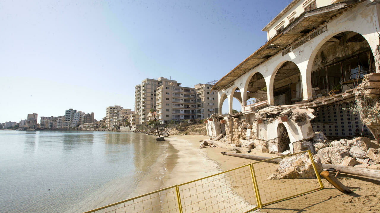 فنادق متداعية على شاطئ فاروشا في جمهورية شمال قبرص التركية المعلنة من طرف واحد، والصورة التقطت في 4 تشرين الأول/أكتوبر 2020
