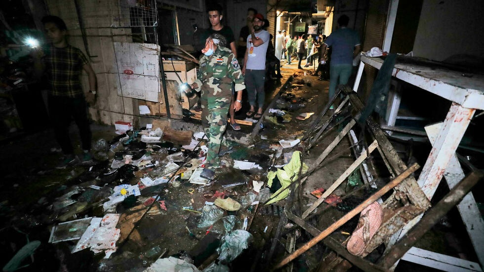 عراقيون يتفقدون موقع الانفجار في السوق الشعبي بحي مدينة الصدر ذي الأغلبية الشيعية