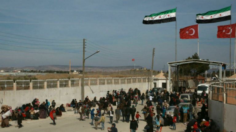 صورة من الأرشيف للاجئين سوريين عند معبر باب الهوى مع تركيا