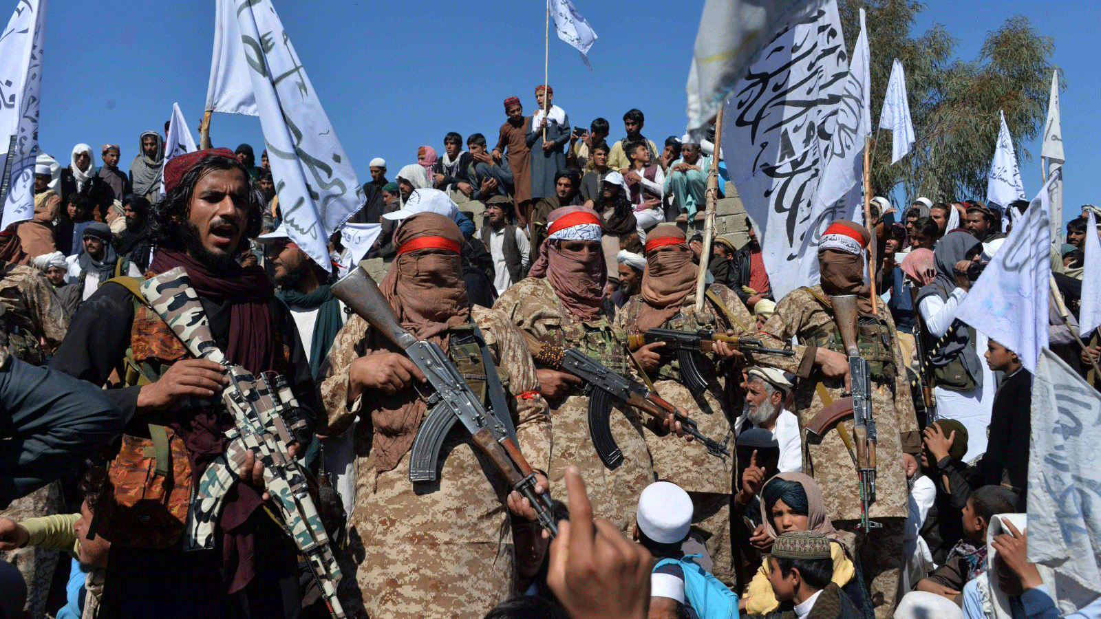مقاتلو طالبان الأفغان والقرويون يحضرون تجمعًا للاحتفال باتفاق السلام وانتصارهم في الصراع الأفغاني، في منطقة ألينجار في ولاية لغمان، أفغانستان. 2 آذار/مارس 2020