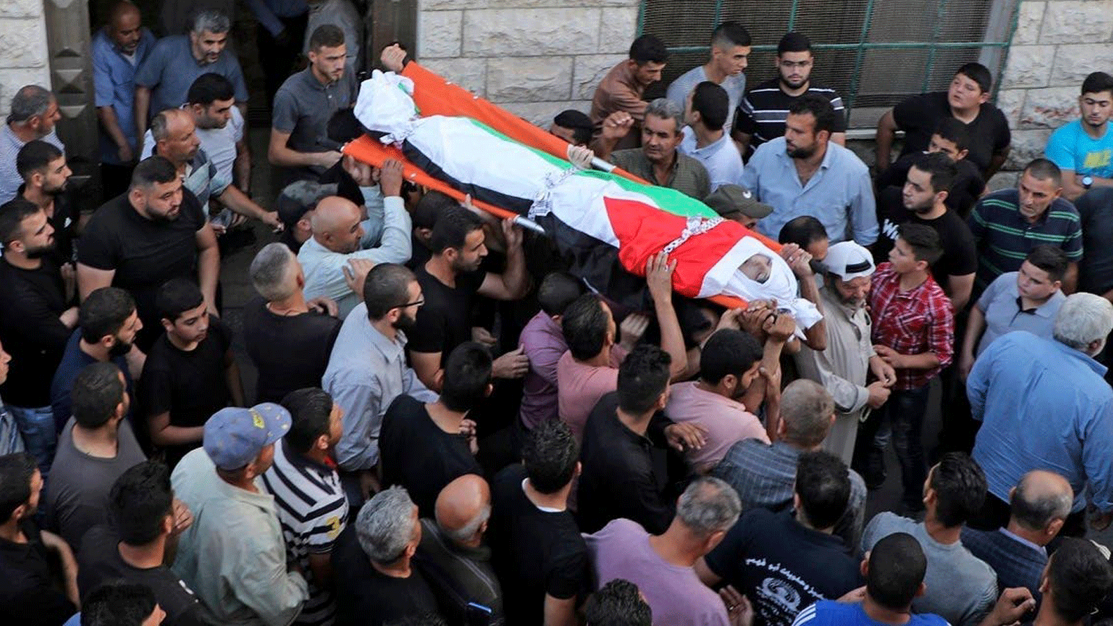 مشيّعون فلسطينيون يحملون جثمان عامر عبد الرحيم صنوبر، 18 عاماً، خلال جنازته في قرية يتما بالضفة الغربية المحتلة. 25 تشرين الأول/ أكتوبر2020.
