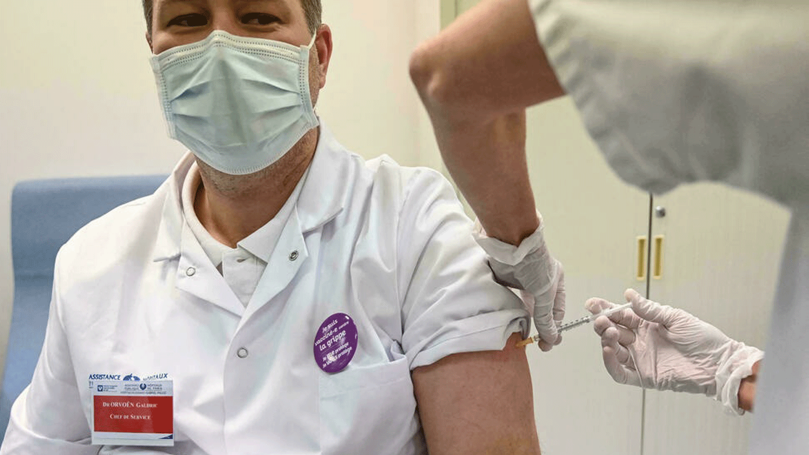 طبيب يتلقى لقاح فايزر- بيوانتيك في مستشفى AP-HP Vaugirard/ باريس. في 6 كانون الثاني/يناير 2021
