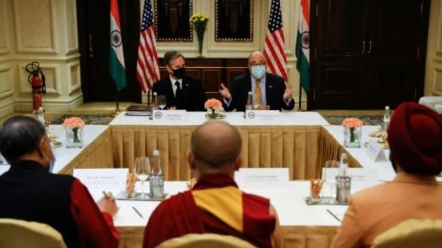  وزير الخارجية الأميركي أنتوني بلينكن والسفير الأميركي لدى الهند أتول كيشاب أثناء اجتماع مع ممثلين عن المجتمع المدني في فندق في نيودلهي في 28 تموز/يوليو 2021