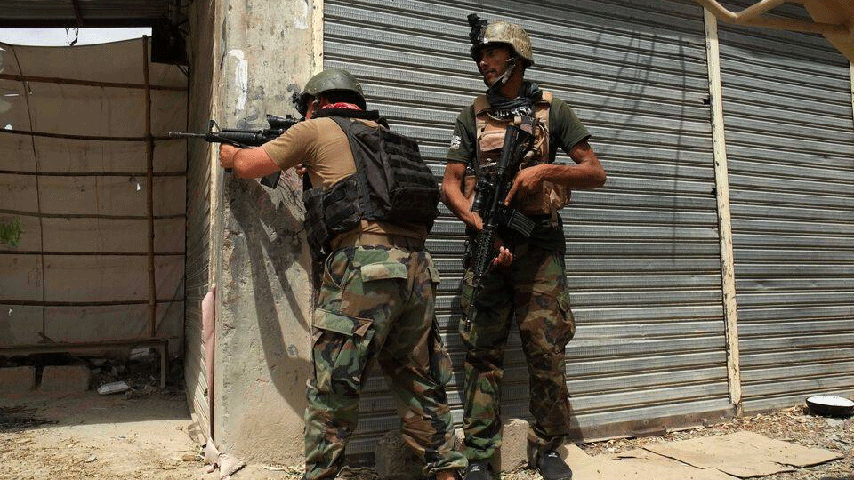 جنديان في الجيش الأفغاني خلال اشتباك مسلح في 23 تموز/يوليو 2021