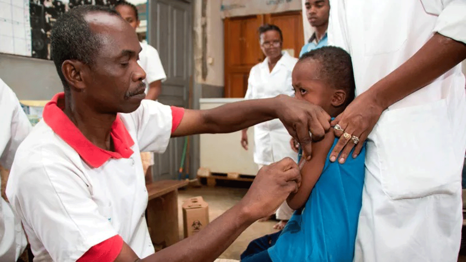طفل يتم تلقيحه بلقاح الحصبة في مركز صحي في مدغشقر(أرشيفية)
