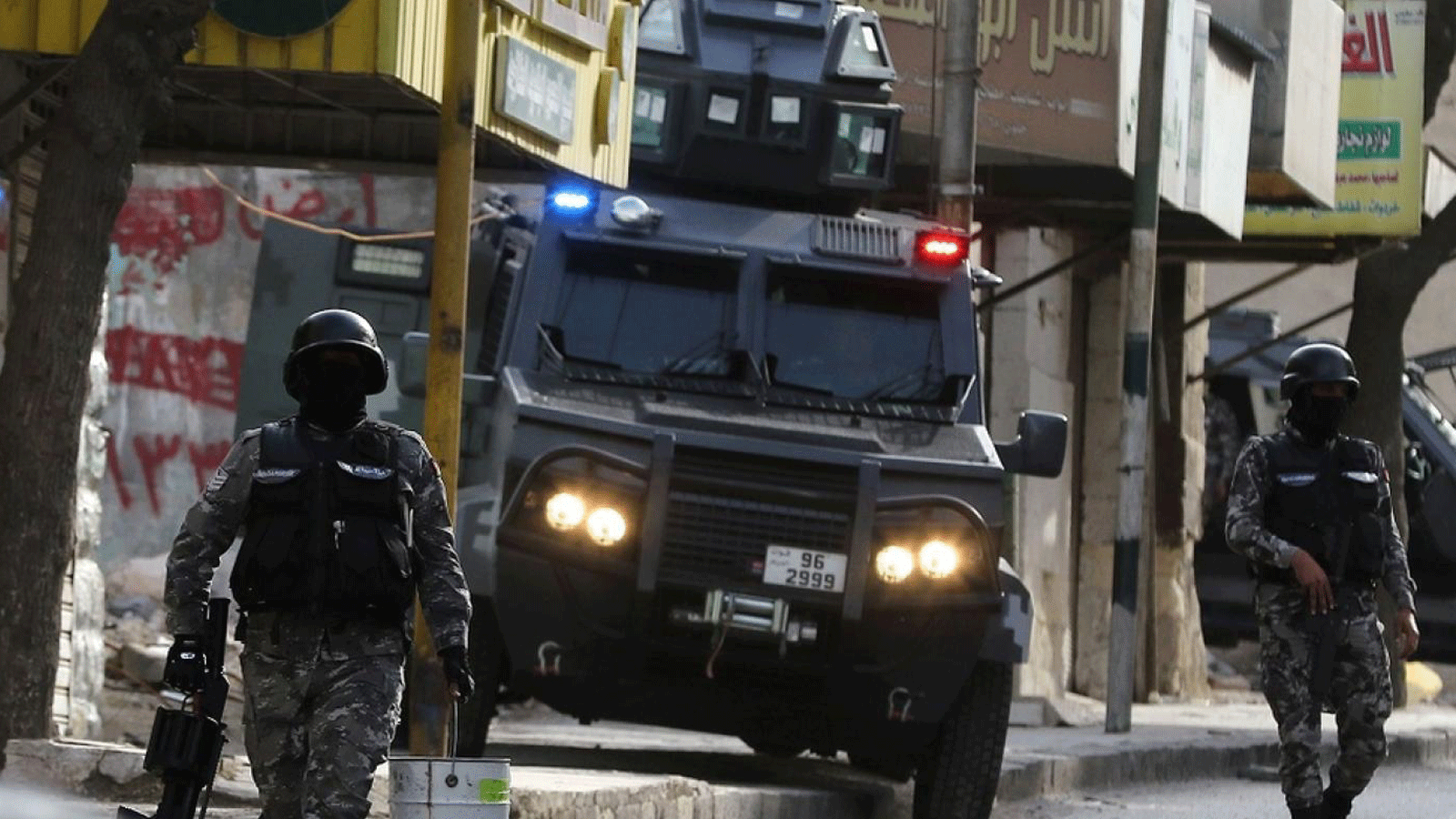  قوات الأمن الأردنية تؤمن شارعًا في مدينة إربد، 80 كيلومترًا شمال العاصمة عمان، بالقرب من الحدود مع سوريا
