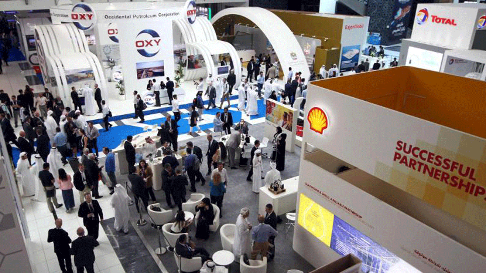 زائرون يسيرون في معرض ومؤتمر أبوظبي الدولي للبترول (ADIPEC-2016)