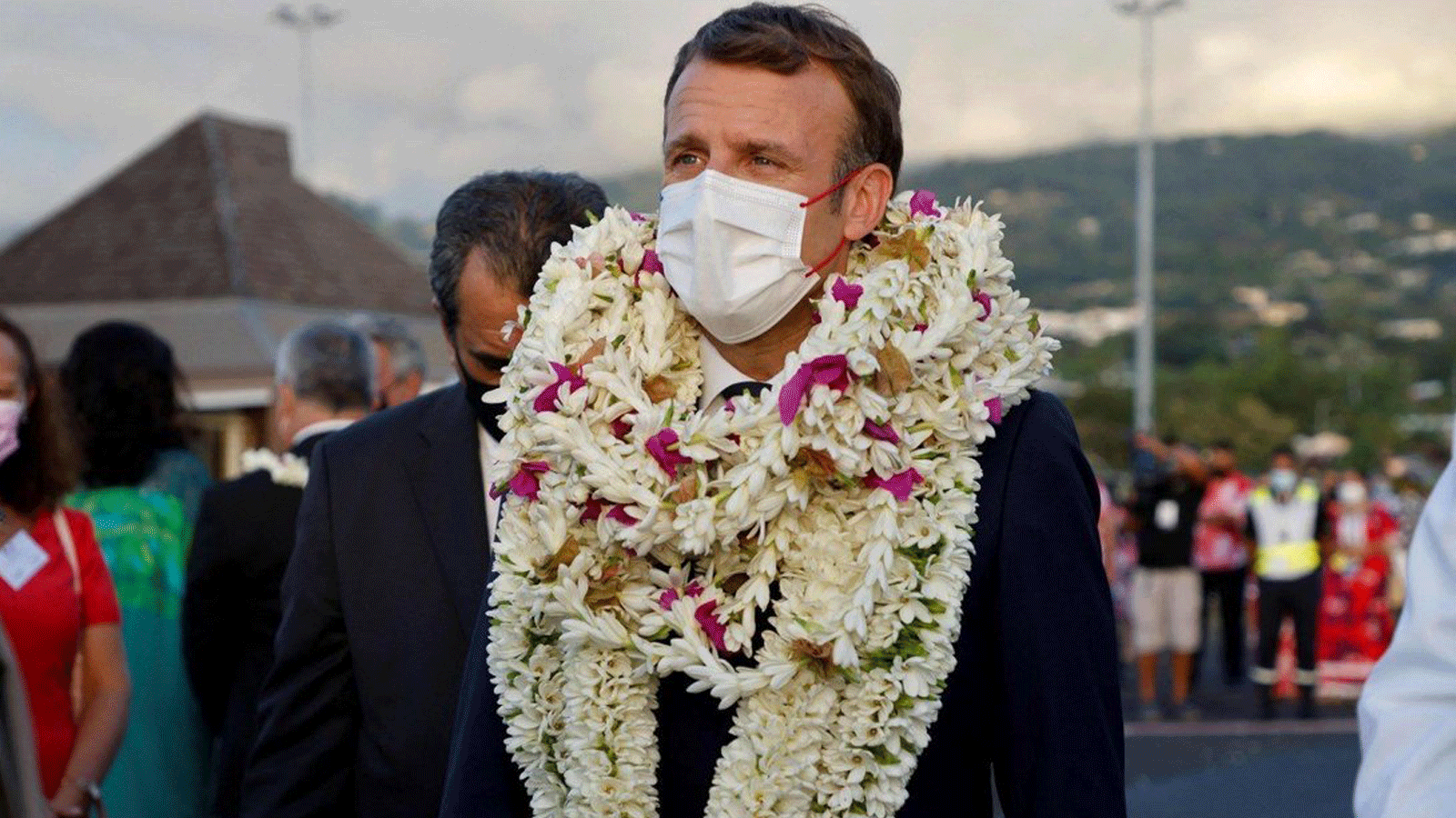 استقبال الرئيس الفرنسي إيمانويل ماكرون على مدرج المطار لدى وصوله إلى مطار الفاء الدولي في تاهيتي، بولينيزيا الفرنسية.