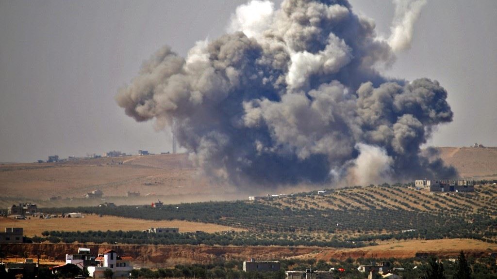 صورة من الأرشيف لدخان قصف قوات النظام السوري على درعا