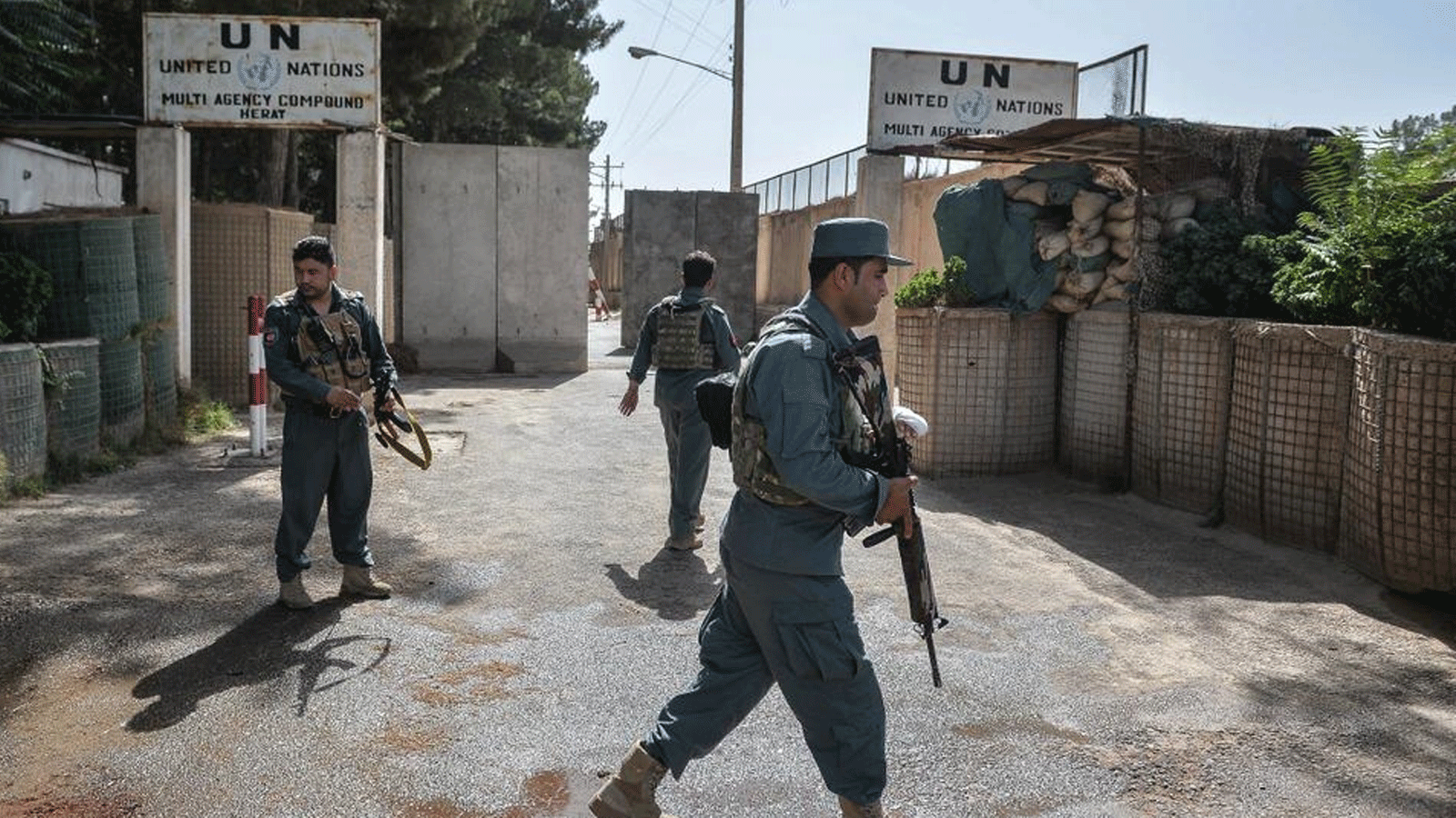 حراس الأمن خارج مكتب بعثة الأمم المتحدة لمساعدة أفغانستان (يوناما) في منطقة غوزارا في هرات. بتاريخ في 31 تموز/ يوليو 2021 