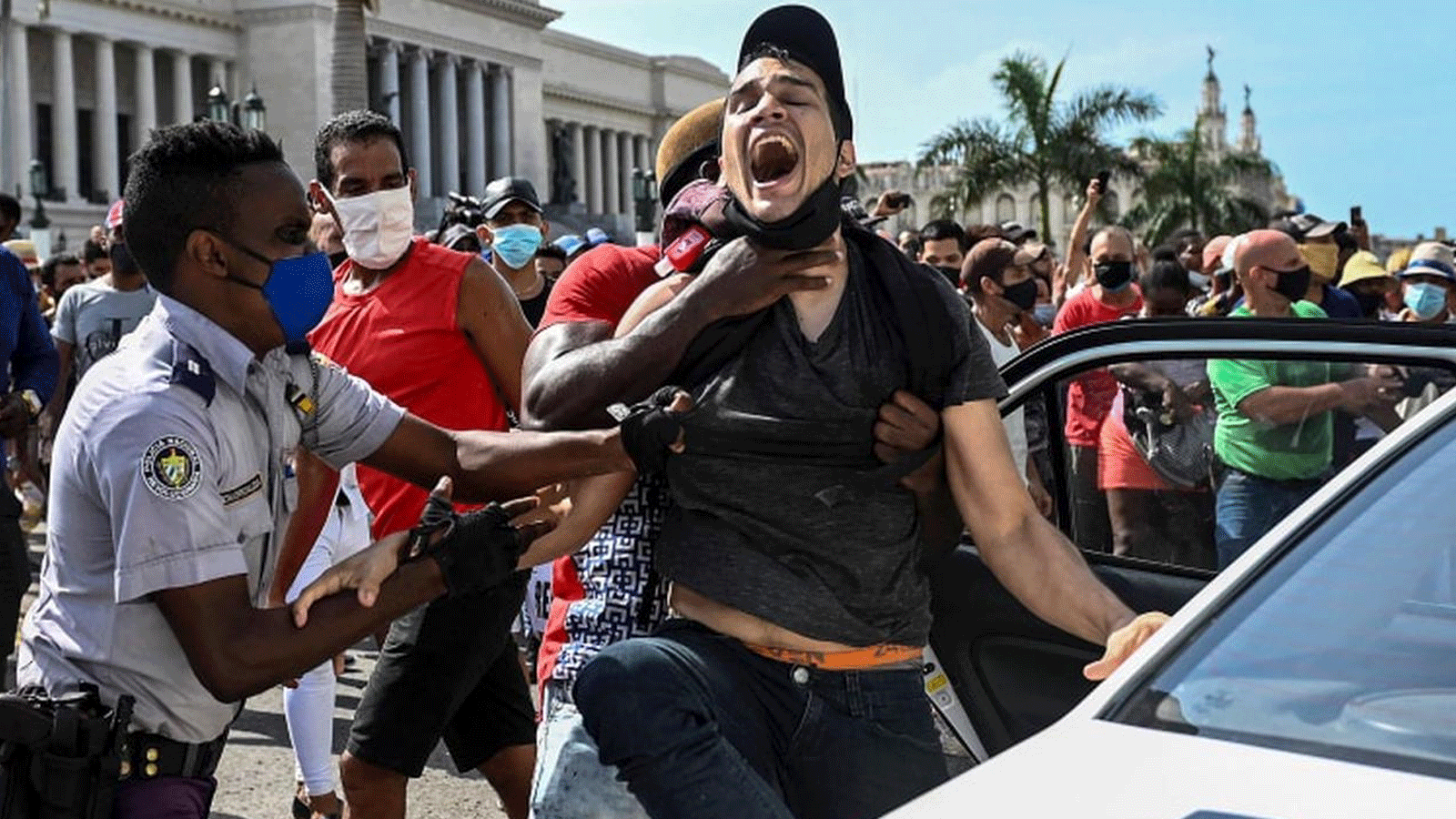 اعتقال رجل خلال مظاهرة ضد حكومة الرئيس الكوبي ميغيل دياز كانيل في هافانا. بتاريخ 11 تموز/ يوليو 2021.