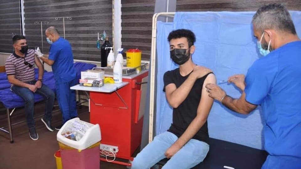 عراقيون يتلقون لقاحا مضادا لفيروس كورونا في 30 يوليو 2021 