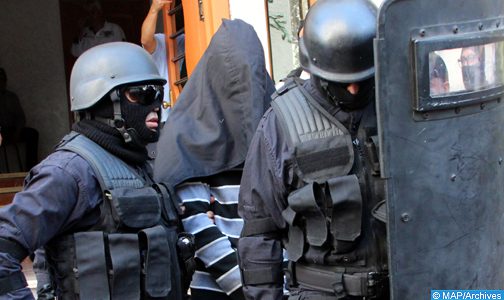 عناصر قوات مكافحة الارهاب المغربية لدى اعتقال احد اعضاء الخلايا الارهابية