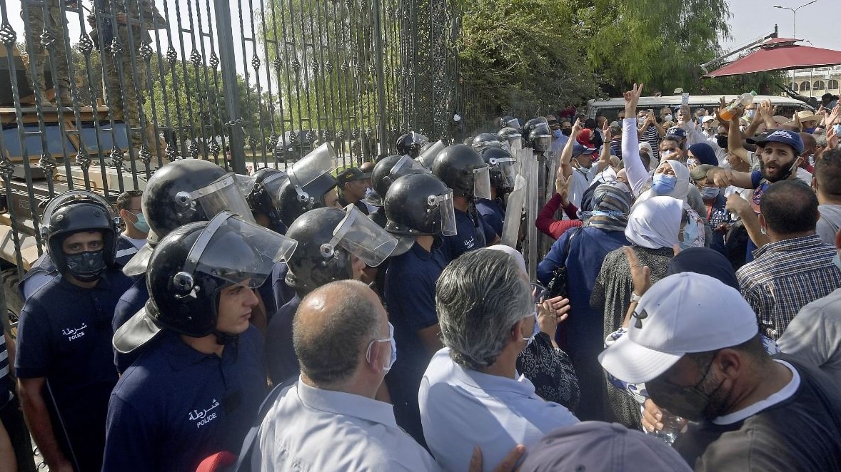 رجال أمن تونسيون يصدون أنصار حزب النهضة الإسلامي خلال احتجاج خارج مبنى البرلمان في العاصمة تونس في 26 يوليو 2021