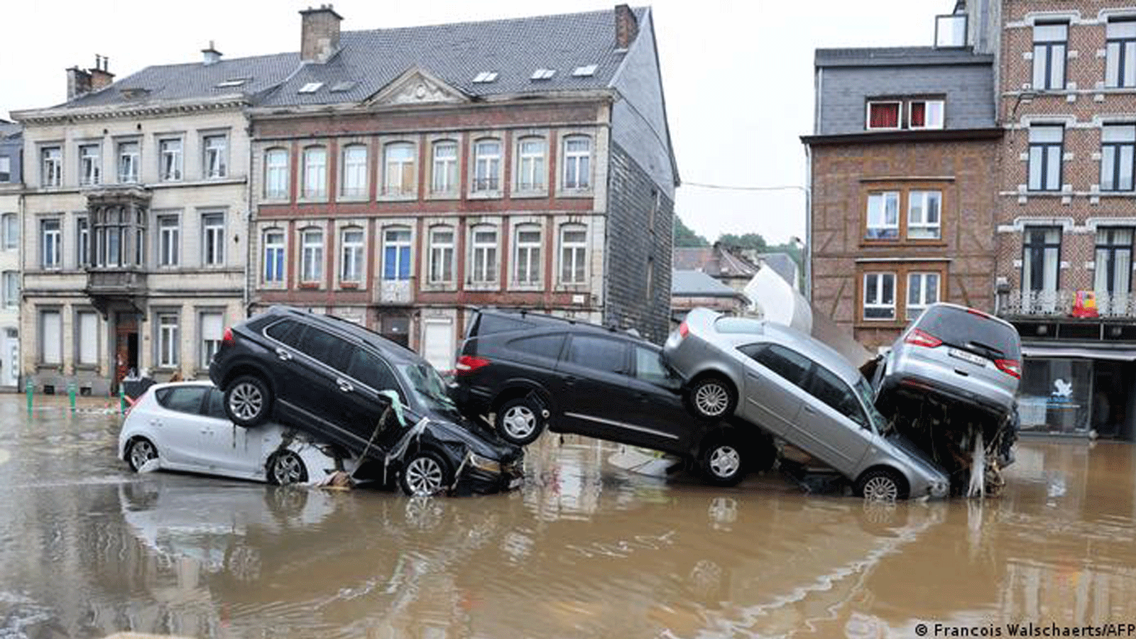 سيارات جرفتها الفيضانات التي ضربات أجزاء كبيرة من جنوب وشرق بلجيكا