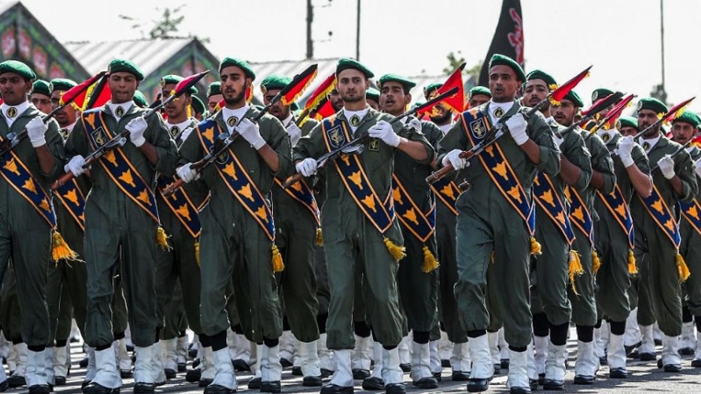 صورة من الأرشيف لسرية تابعة للحرس الثوري الإيراني في عرض عسكري