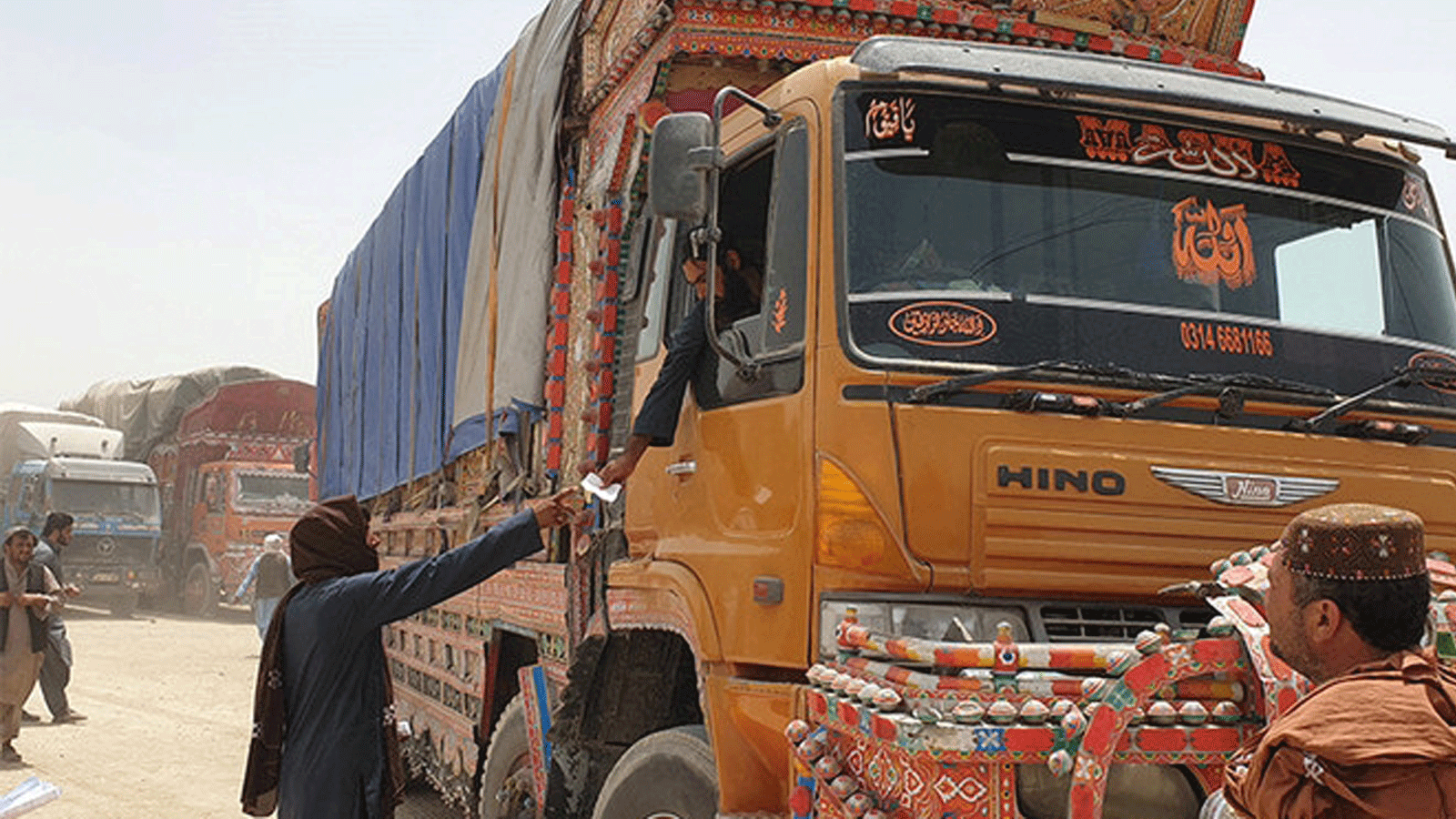 شاحنات البضائع تستعد للتوجه نحو نقطة العبور الحدودية الأفغانية في شامان الباكستانية. بتاريخ 27 تموز/ يوليو 2021