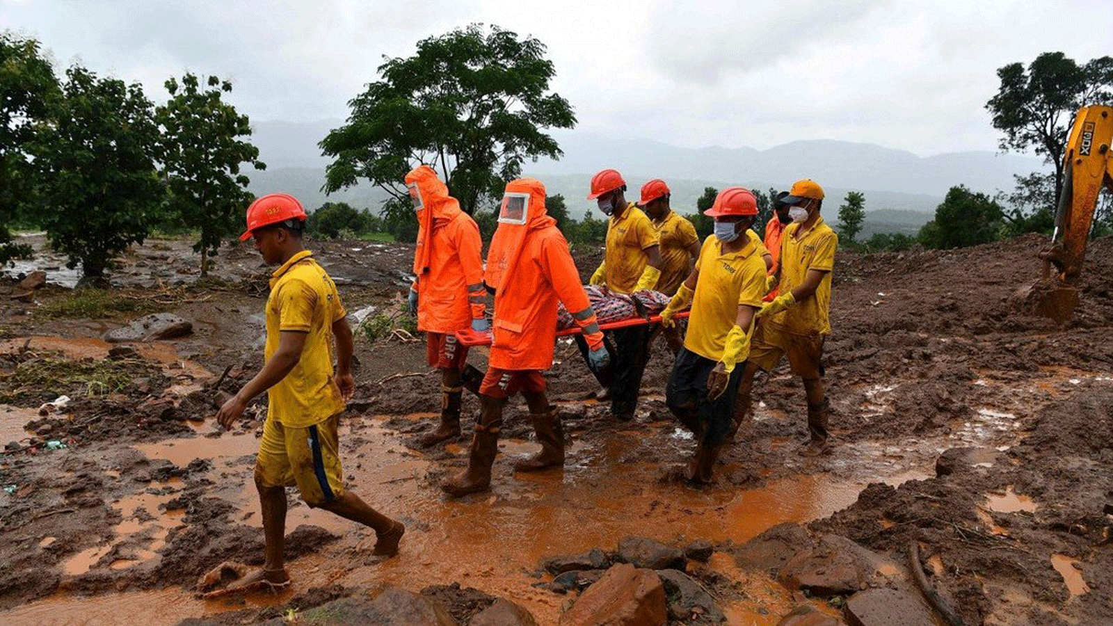 عمال قوة الاستجابة للكوارث المستهدفة (TDRF) يحملون جثة ضحية في موقع انهيار أرضي في تالي، الهند يوم السبت 24 تموز/يوليو 2021