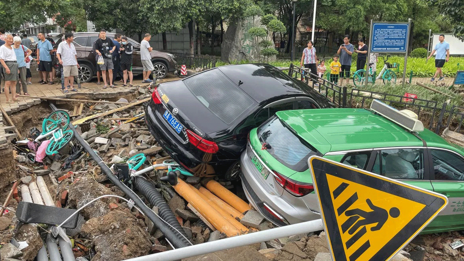السيارات المتضررة وسط الحطام، جراء هطول أمطار غزيرة على مدينة تشنغتشو تسببت بفيضانات في مقاطعة خنان بوسط الصين