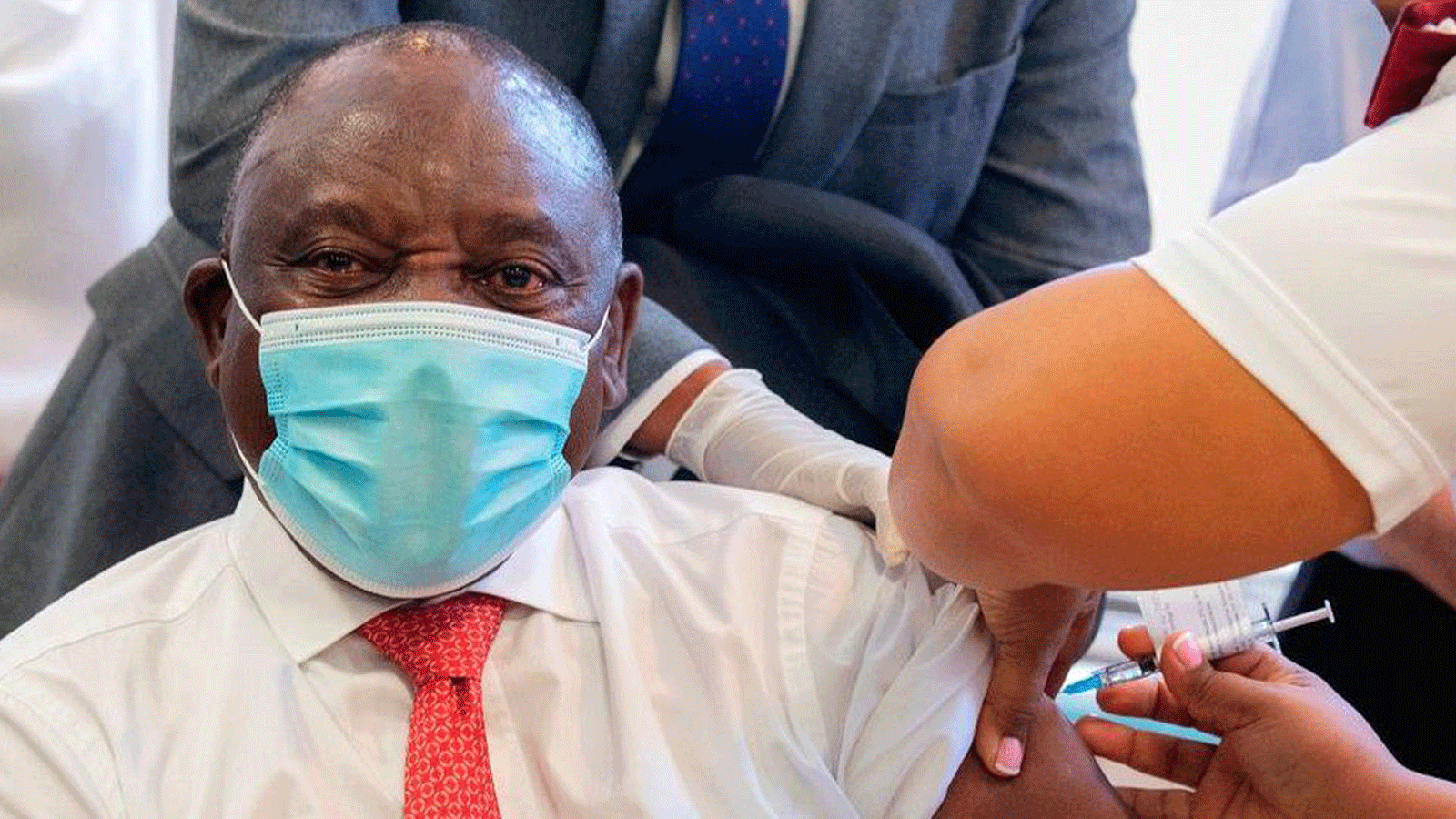 رئيس جنوب أفريقيا سيريل رامافوزا كان من أول المطعمين في شباط/ فبراير، قبل أن تواجه المشاكل برنامج التطعيم