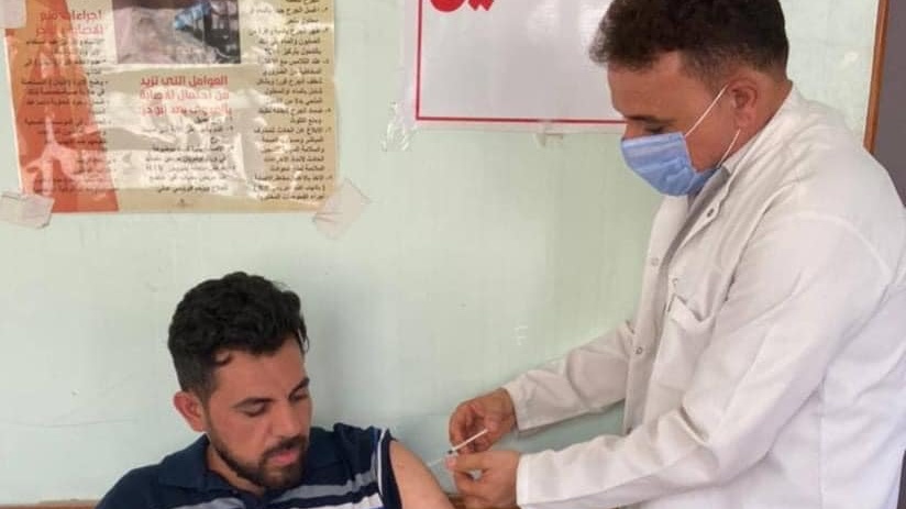 عراقي يتلقى الاثنين 26 تموز يوليو2021 اللقاح المضاد لفايروس كورونا