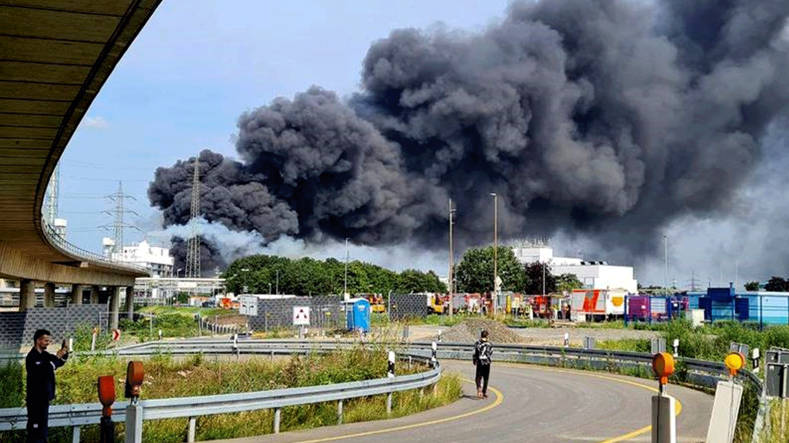 إنفجار المنشأة الكيميائية تسبب في اندلاع حريق في حديقة صناعية في ليفركوزن بألمانيا. 