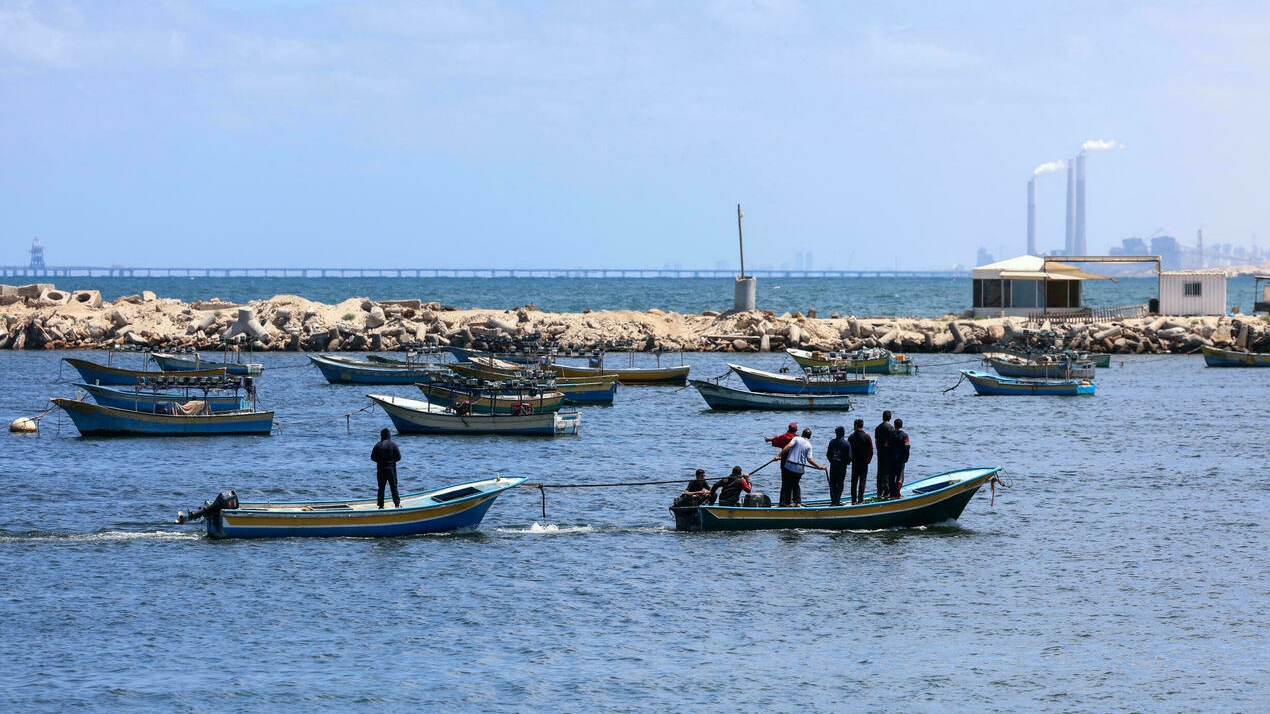 صيادون فلسطينيون في البحر قبالة شاطىء غزة في 22 أيار/مايو 2021