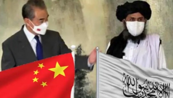 وزير خارجية الصين وانغ يي خلال لقائه رئيس وفد طالبان .. وسائل الاعلام الصينية 
