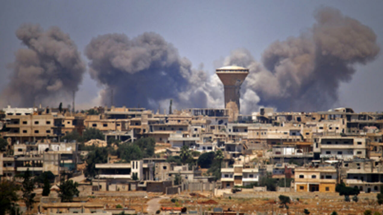 صورة من الأرشيف لدخان متصاعد بعد عدة ضربات في درعا