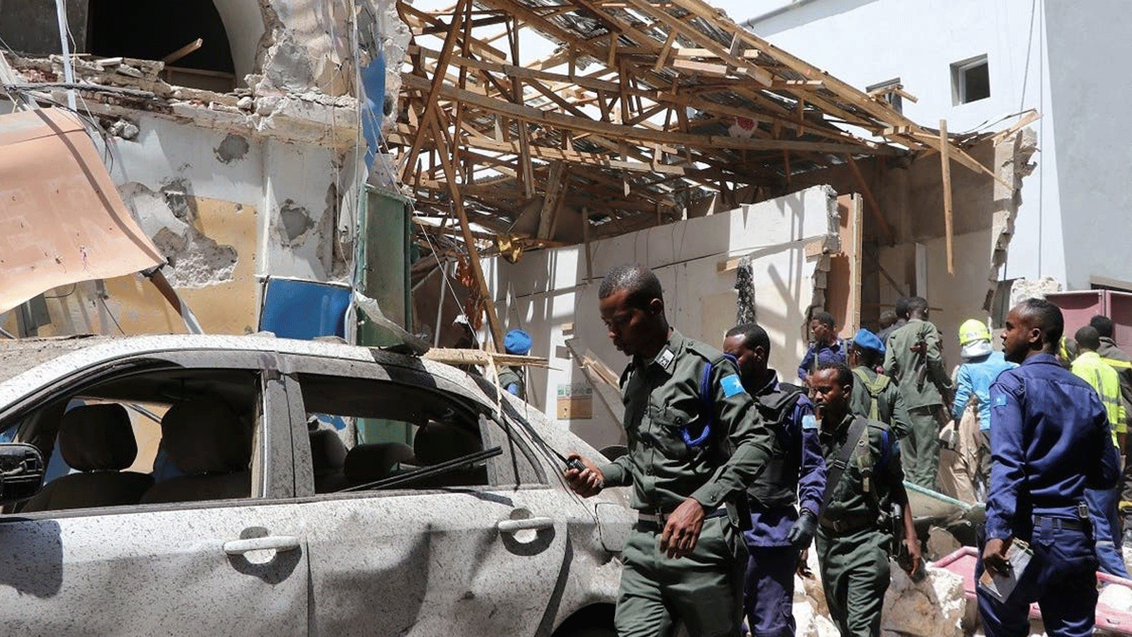 أفراد الأمن يؤمنون موقع هجوم بسيارة مفخخة في 4 فبراير 2019 بمنطقة هامروين عاصمة الصومال مقديشو