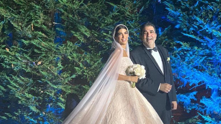 نائب حزب الله نوار الساحلي وابنته في حفل زفافها الباذخ في صورة متواترة على مواقع التواصل الاجتماعي