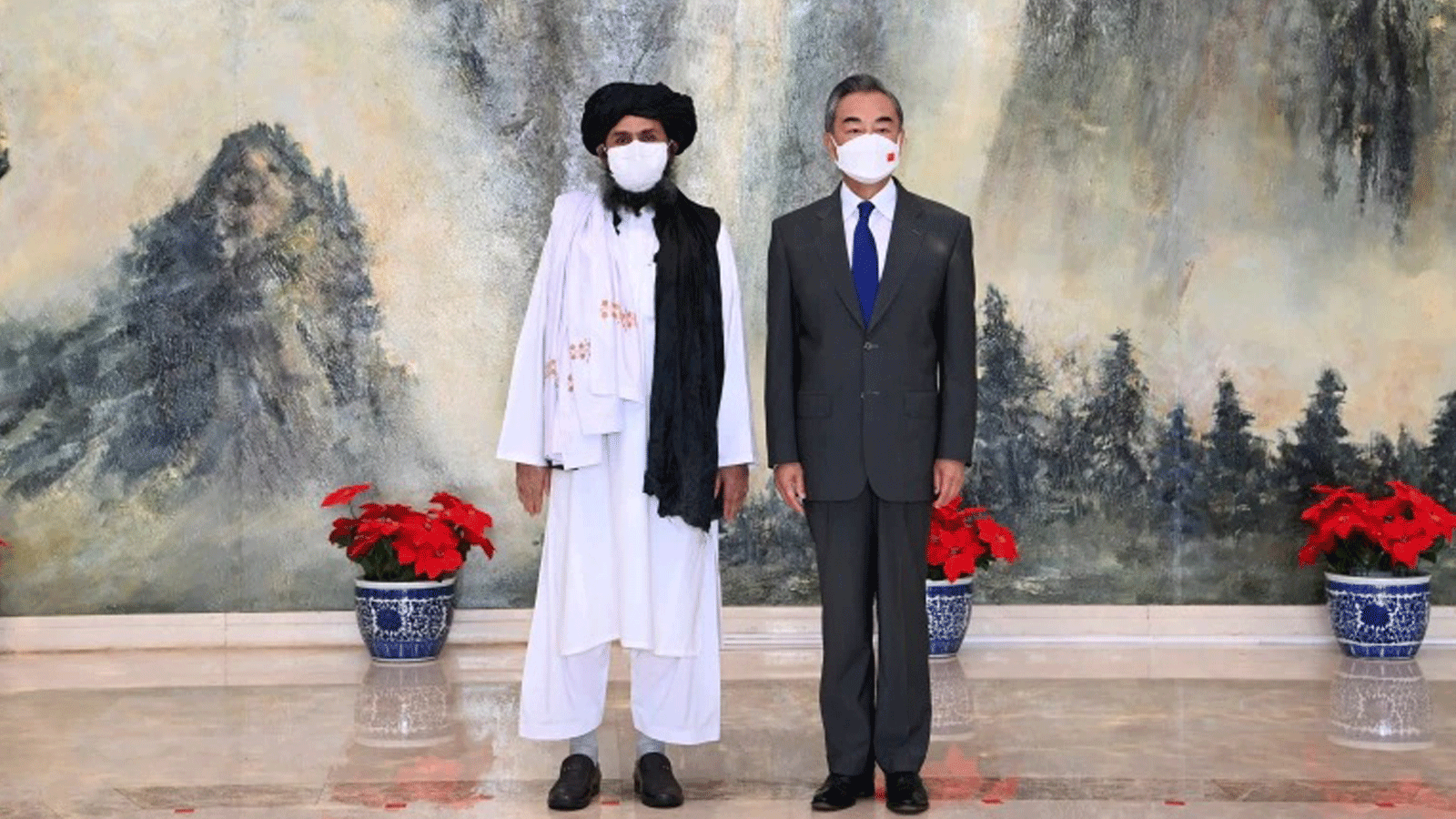 عضو مجلس الدولة ووزير الخارجية الصيني وانغ يي (يمين) يلتقي بالملا عبد الغني بارادار، الزعيم السياسي لطالبان أفغانستان، في تيانجين.