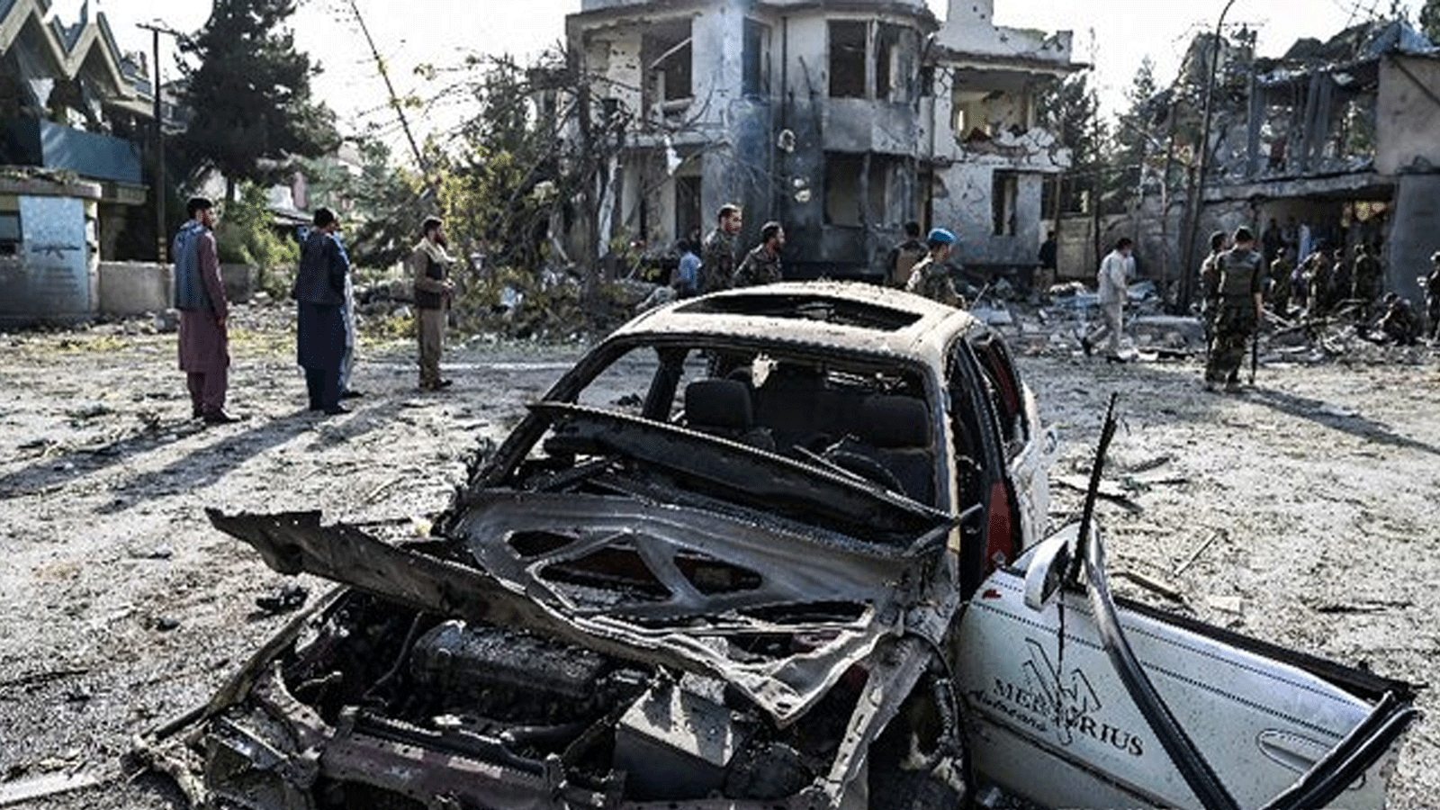 سيارة محطمة في موقع انفجار سيارة مفخخة في كابول