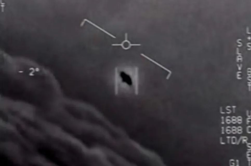 صورة ملتقطة عن الشاشة في 28 أبريل 2020 وزعتها وزارة الدفاع الأميركية لشريط فيديو يظهر جسمًا طائرًا غامضًا