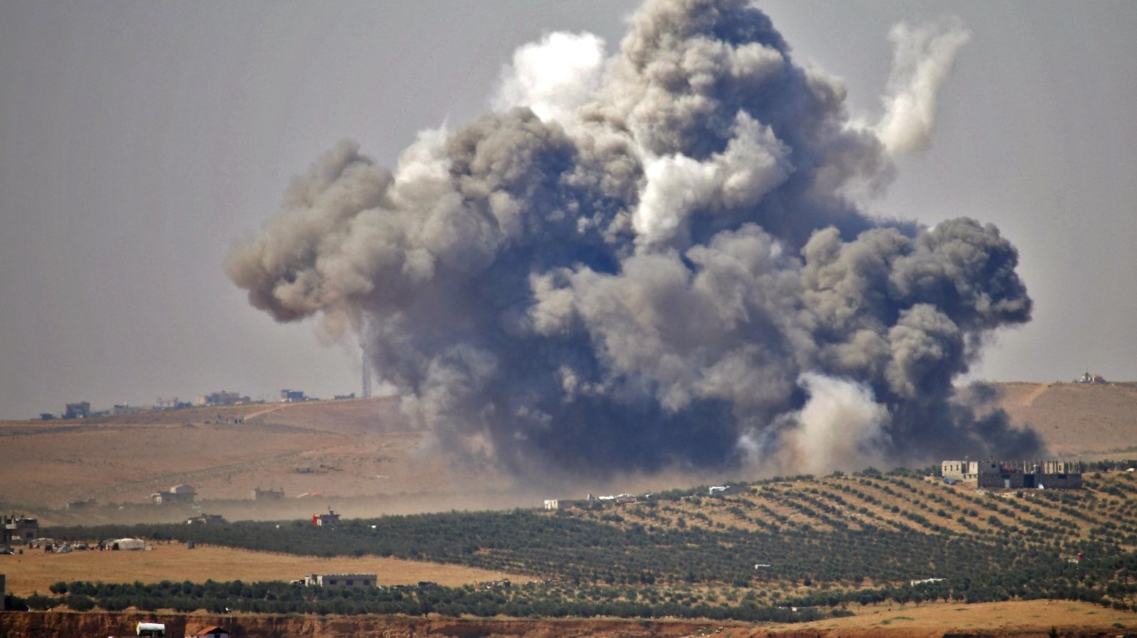 صورة من الأرشيف لدخان قصف النظام السزري على درعا