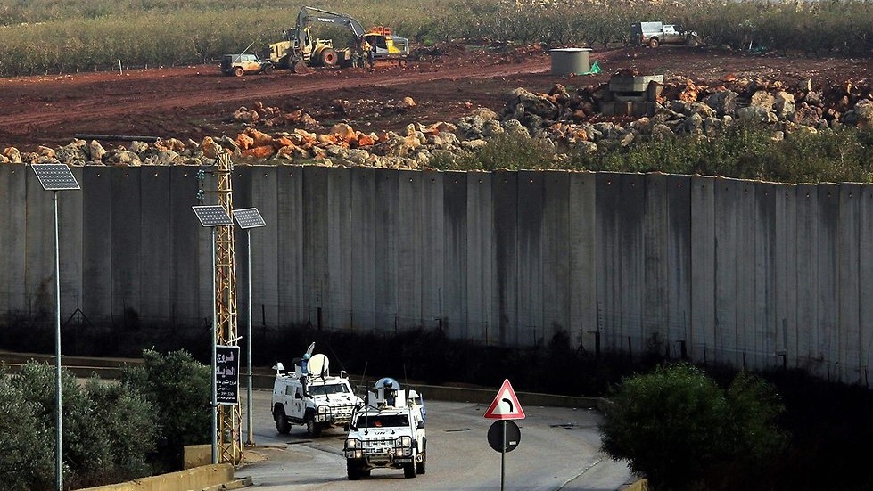 دورية لقوات الطوارئ الدولية على الجانب اللبناني من الحدود مع إسرائيل ويبدو الجدار الإسمنتي الإسرائيلي القديم