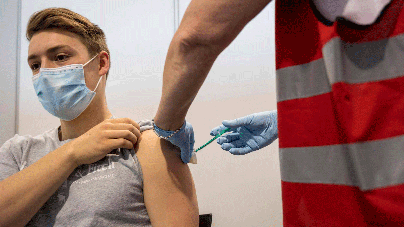 شاب يتلقى جرعة من لقاح فايزر COVID-19 في هاناو، غرب ألمانيا، 19 أيار/مايو 2021