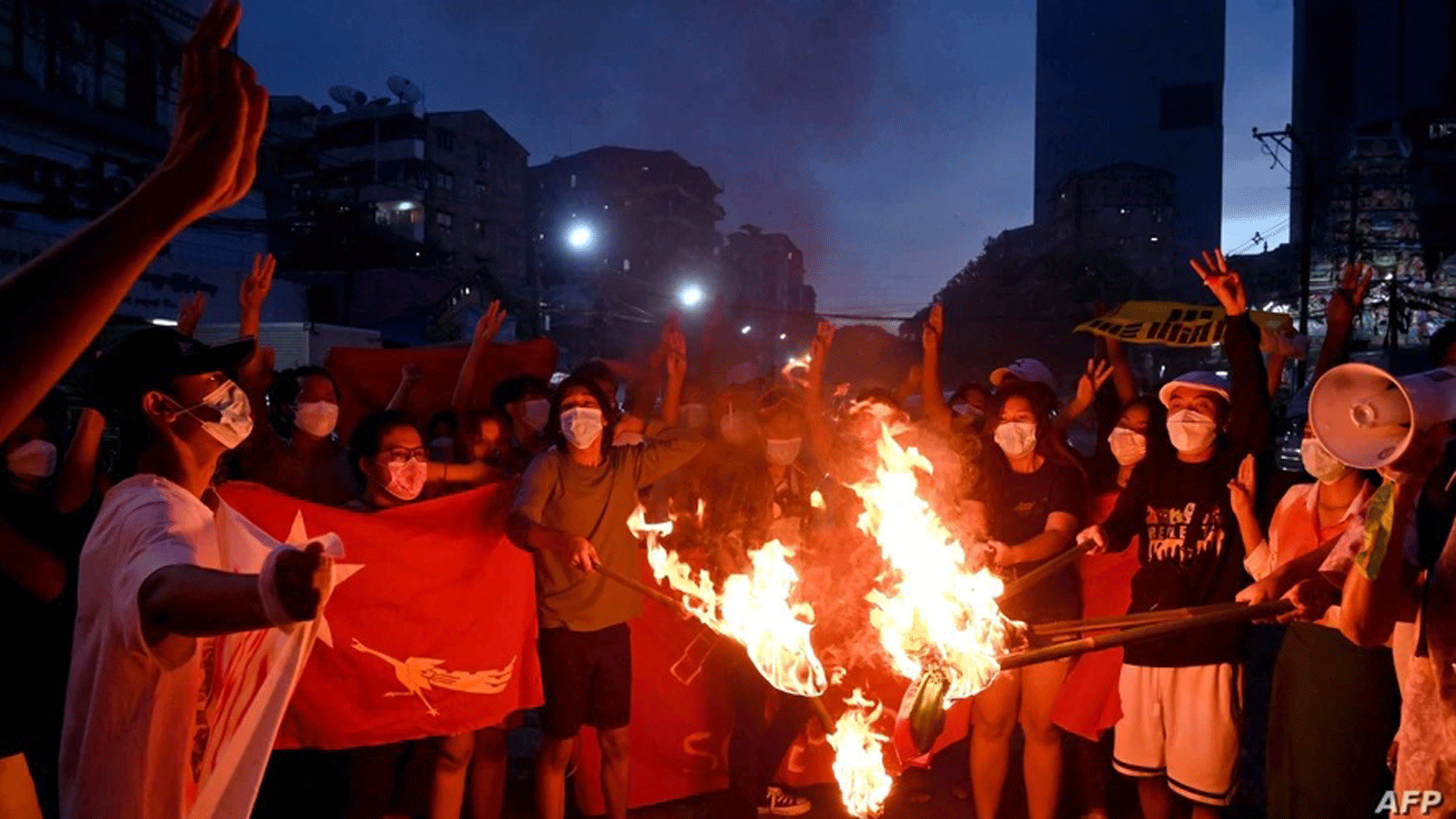 متظاهرون يحرقون أعلام ميانمار خلال مظاهرة ضد الانقلاب العسكري في يانغون في 29 تموز/يوليو 2021