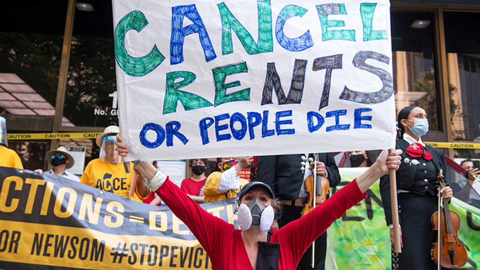 يحضر المستأجرون والمدافعون عن الإسكان احتجاجًا لإلغاء الإيجار وتجنب عمليات الإخلاء أمام مبنى المحكمة وسط جائحة فيروس كورونا في لوس أنجلوس ، كاليفورنيا.