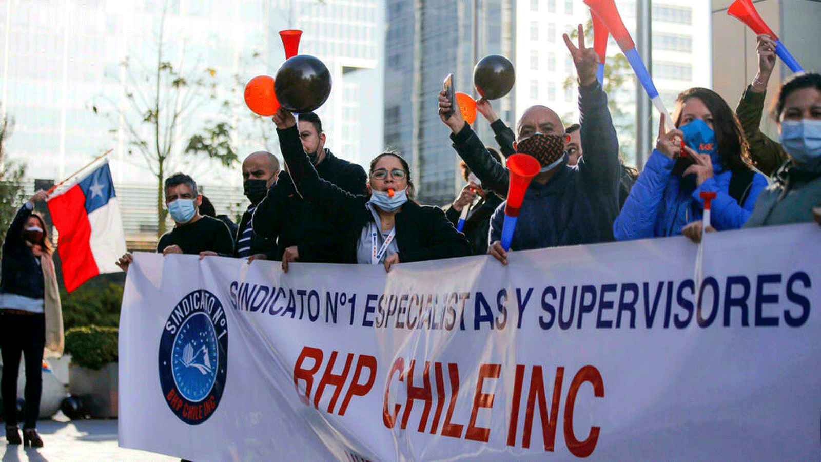 عمال منجم إسكونديدا للنحاس يتظاهرون أثناء إضراب خارج مكاتب بي إتش بي بيليتون في أيار/ مايو2021