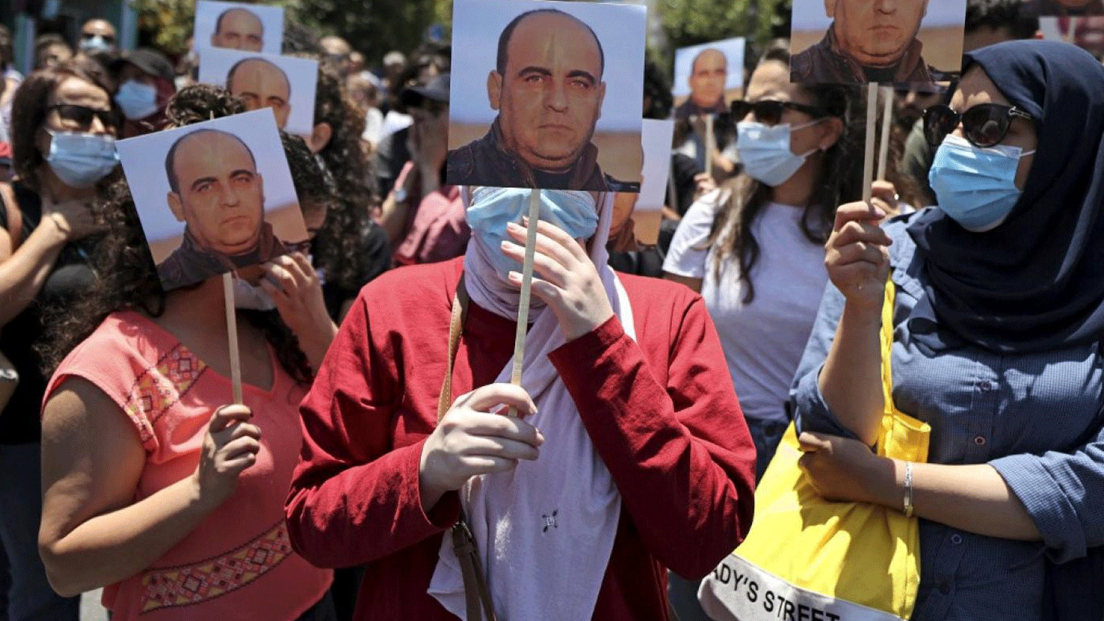 متظاهرون يشاركون في مظاهرة في رام الله بعد مقتل الناشط الفلسطيني نزار بنات في 24 حزيران/يونيو 2021