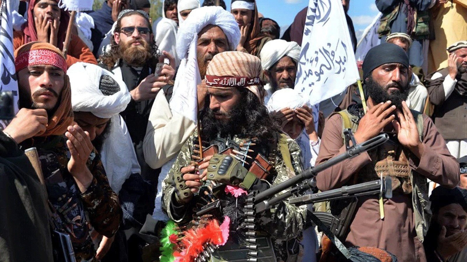 مسلحو طالبان والقرويون يحتفلون باتفاق هدنة السلام في منطقة ألينجار بمقاطعة لغمان، قبل استئناف الجماعة لعملياتها الهجومية ضد قوات الأمن الأفغانية